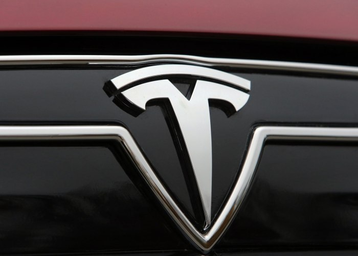 Значок Tesla на машине