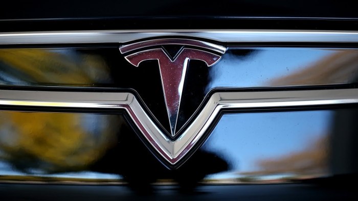 Tesla шильдик