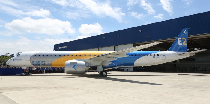 Самолет Embraer EMB 195
