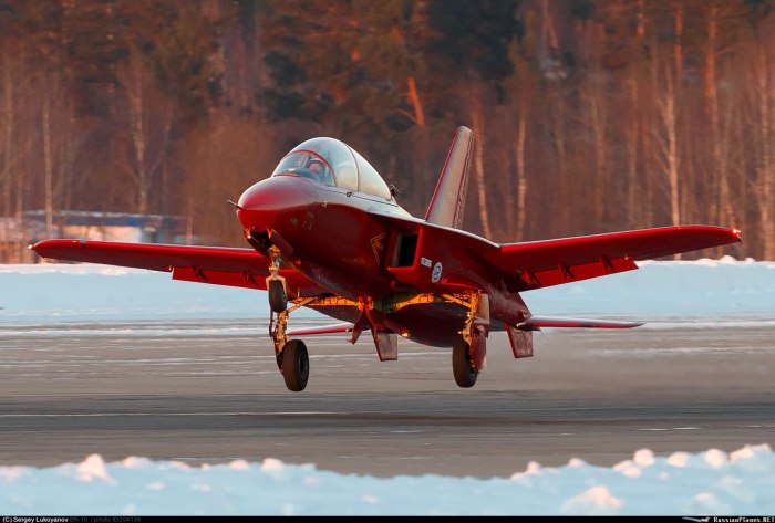 Самолет с обратной стреловидностью крыла ср-10