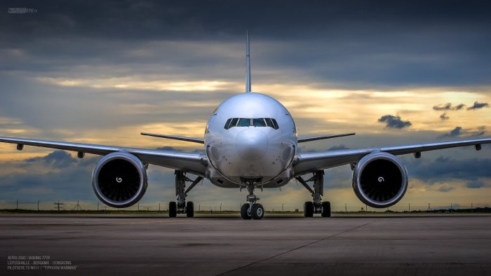 Самолет Боинг 777 ночь