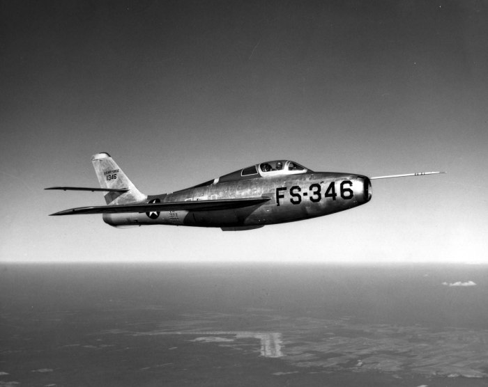 Самолет f-84f Thunderstreak