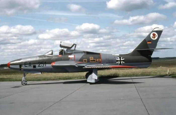 Самолет f-84f Thunderstreak