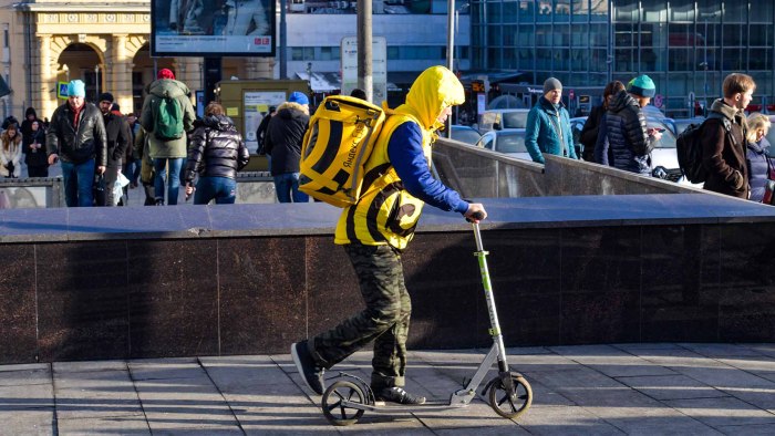 Доставщик еды самокат