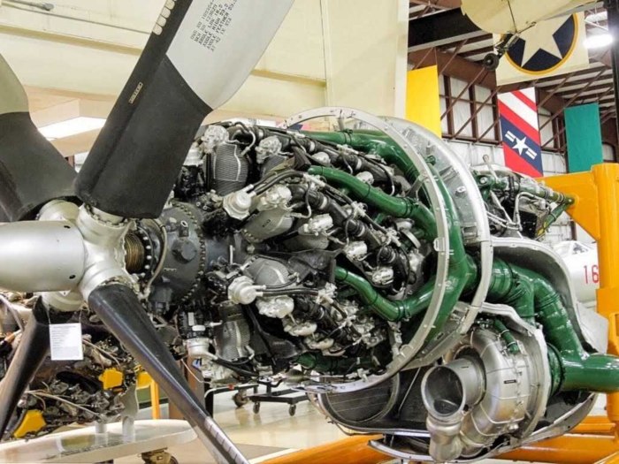 28-Цилиндровый двигатель Pratt Whitney aircraft engine