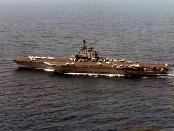 Midway авианосец