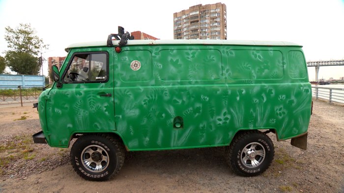 Красный УАЗ 450 А В снегу