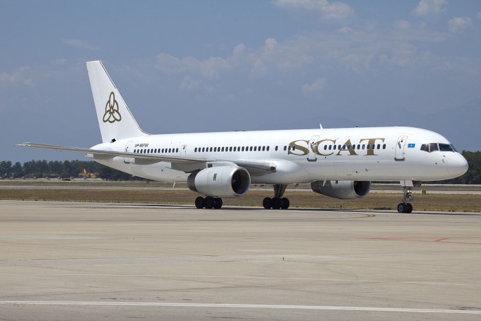 Boeing 757-200 up-b5702.
