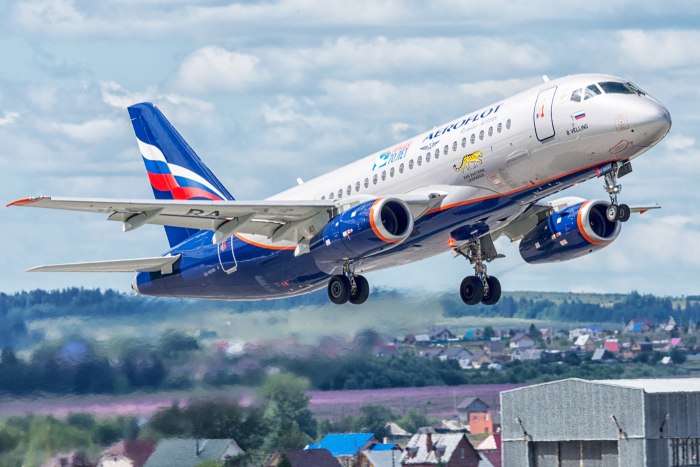 Самолет Аэрофлот взлетает