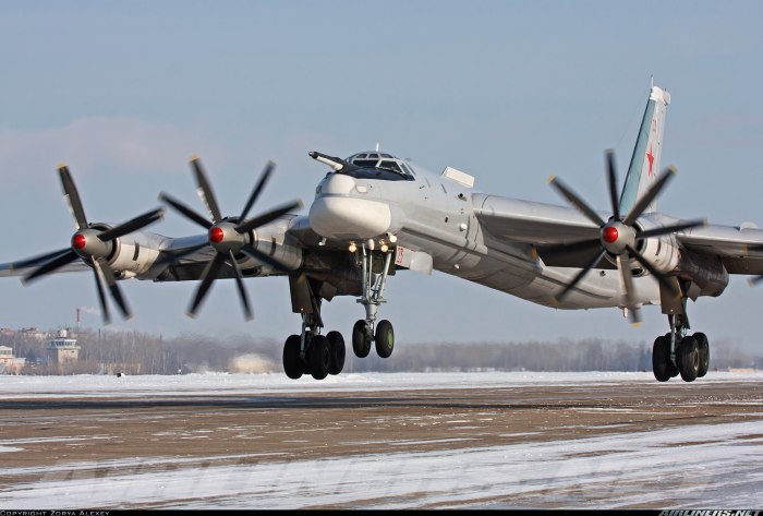 Стратегический турбовинтовой бомбардировщик ту-95мс