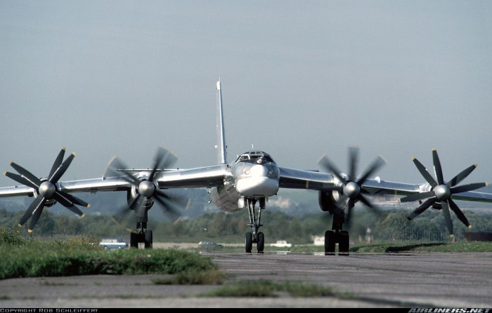Стратегический турбовинтовой бомбардировщик ту-95мс