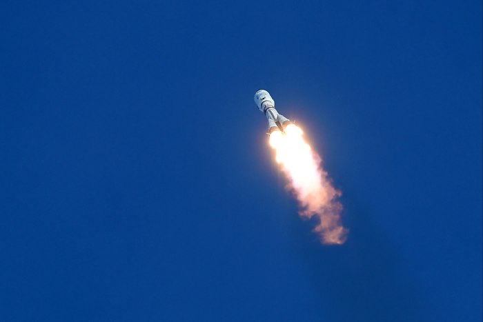 Ракета на старте с поверхности земли