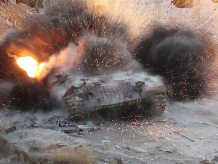 Попадание снаряда танка т72 в БТР 80