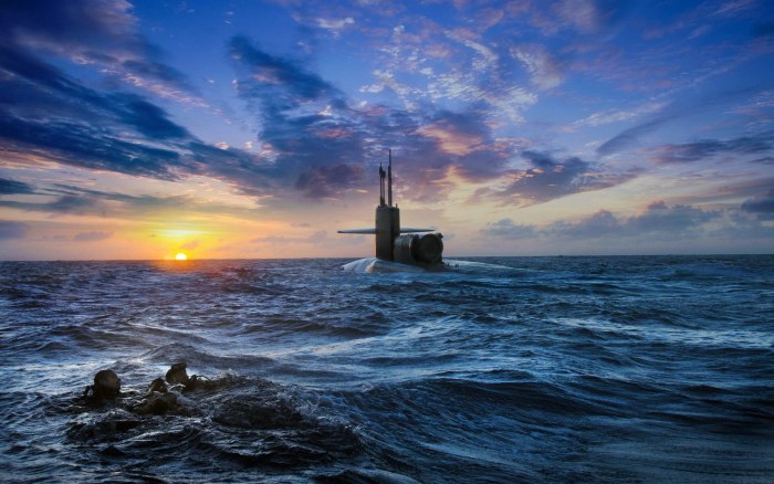 Подводная лодка в море