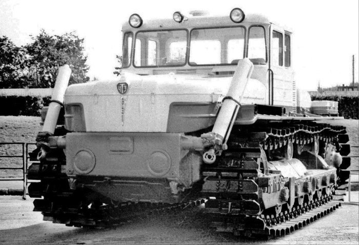 ДЭТ-250 гусеничный трактор