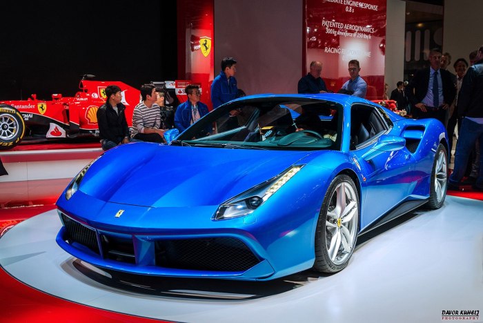 Ferrari синего цвета