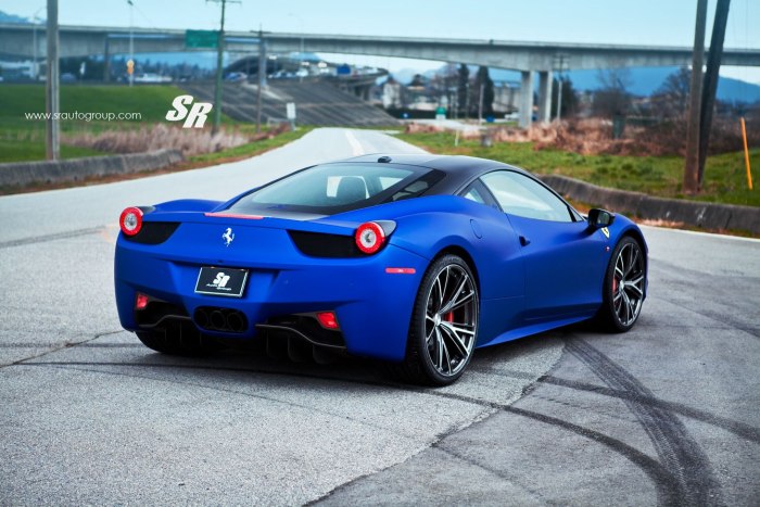 Голубая Ferrari 458 Italia