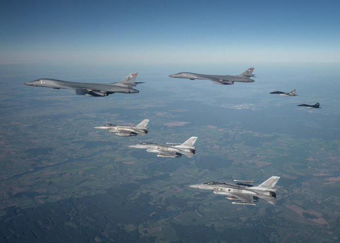 Бомбардировщики ВВС США B-1b Lancer