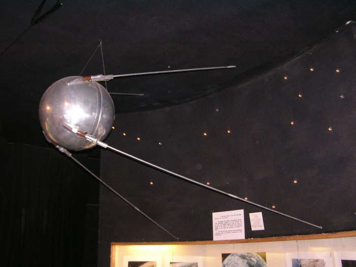 4 Октября 1957-первый ИСЗ "Спутник" (СССР).