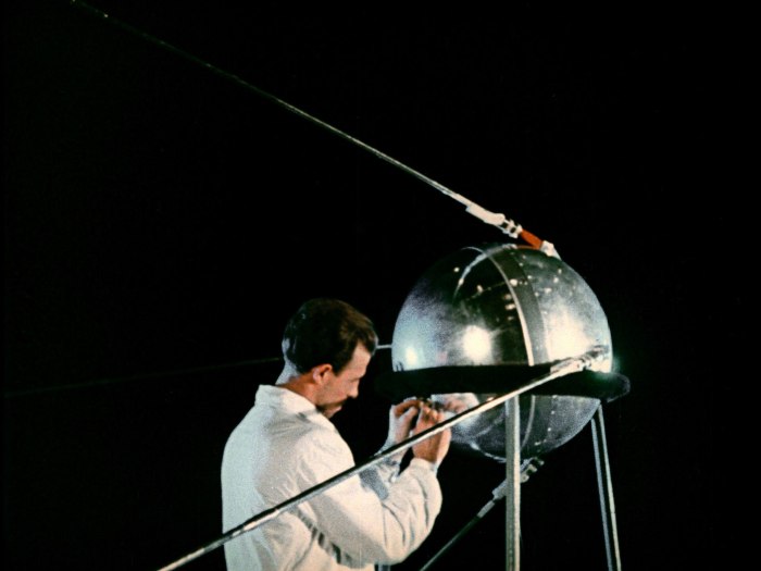 4 Октября 1957-первый ИСЗ "Спутник" (СССР).