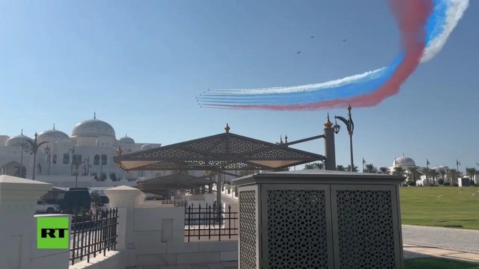 Ce-35 сопровождают в небе