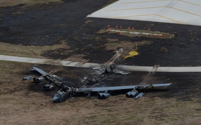 Разбившийся бомбардировщик б-52 США