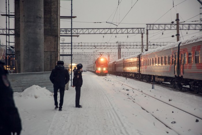 Поезд насмерть сбил человека