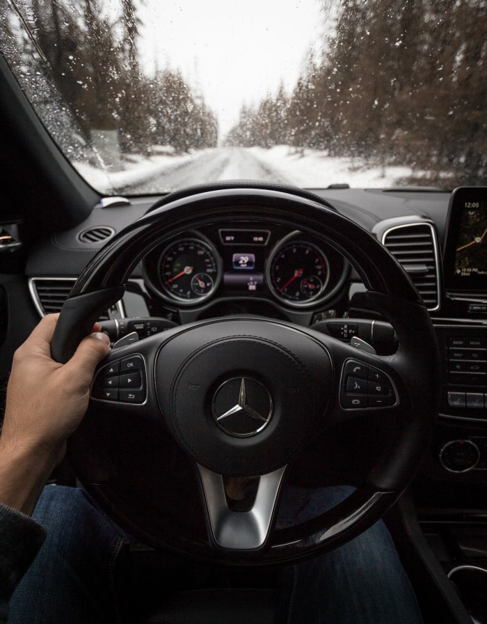 Мерседес Бенц с 63 AMG за рулём