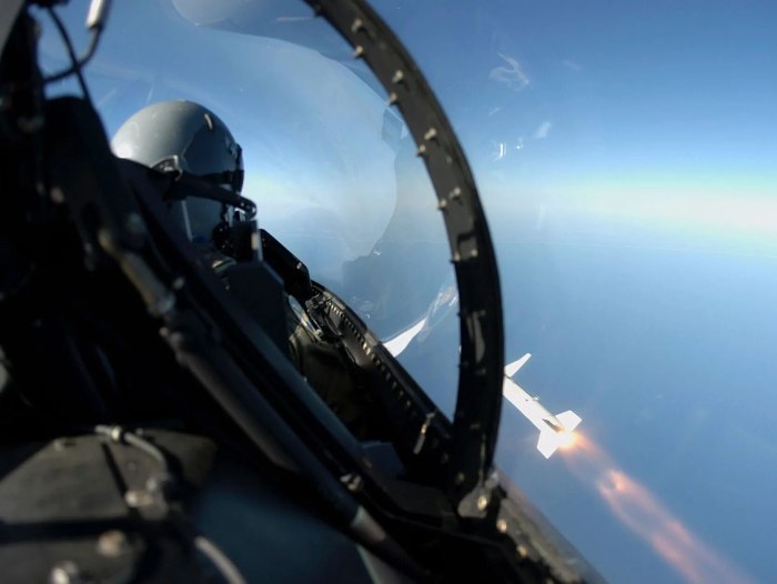 F-16 кабина пилота