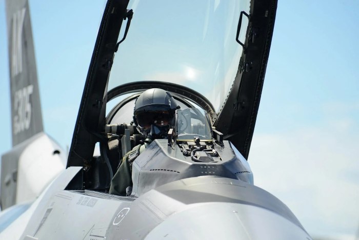 F 16 истребитель кабина