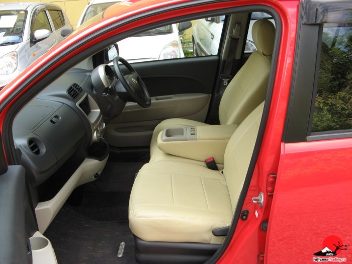 Чехлы на Toyota passo