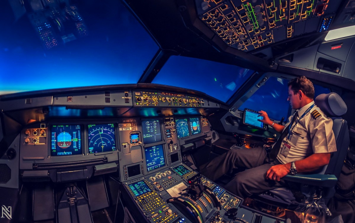 CRJ 200 кабина пилотов