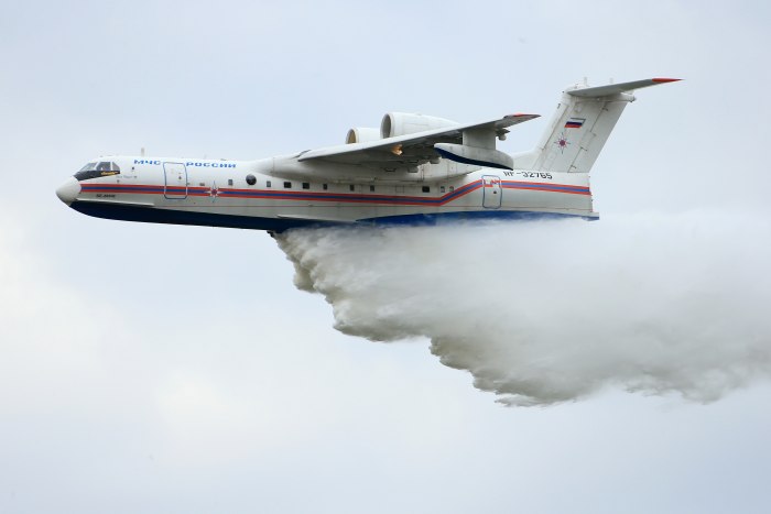 Самолет МЧС России бе 200