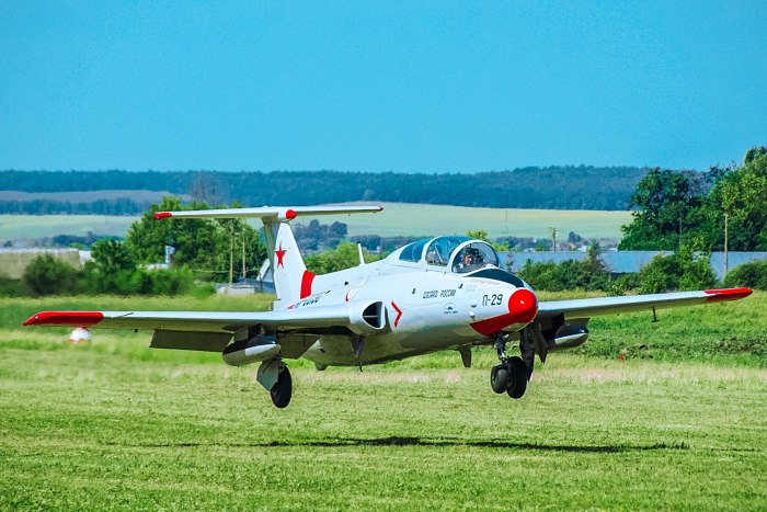 Самолёт л-29 Дельфин