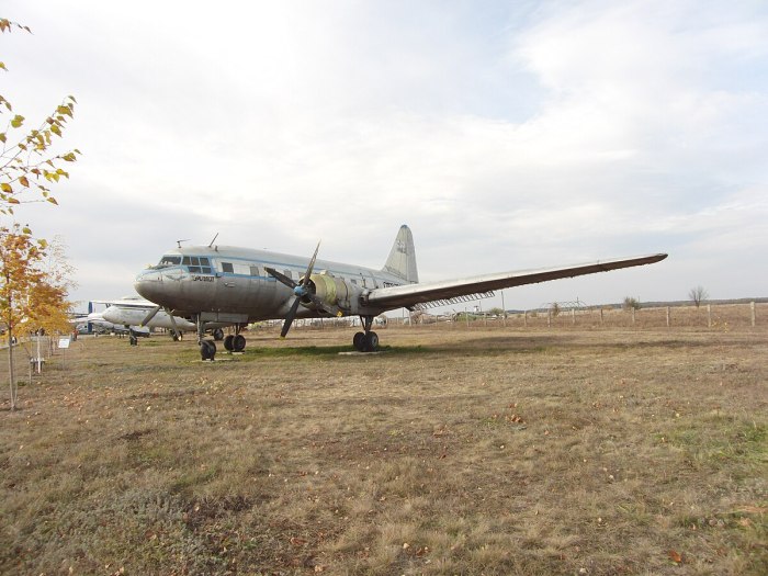 Самолет ил-12д