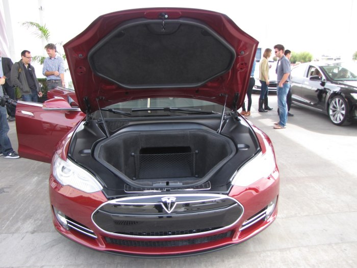 Tesla model 3 капот
