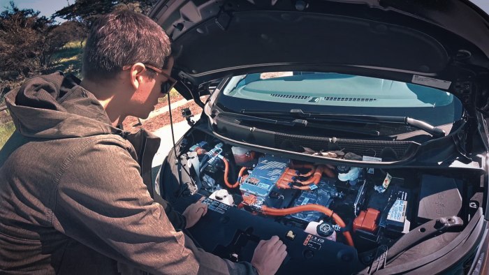 Tesla s капотом под