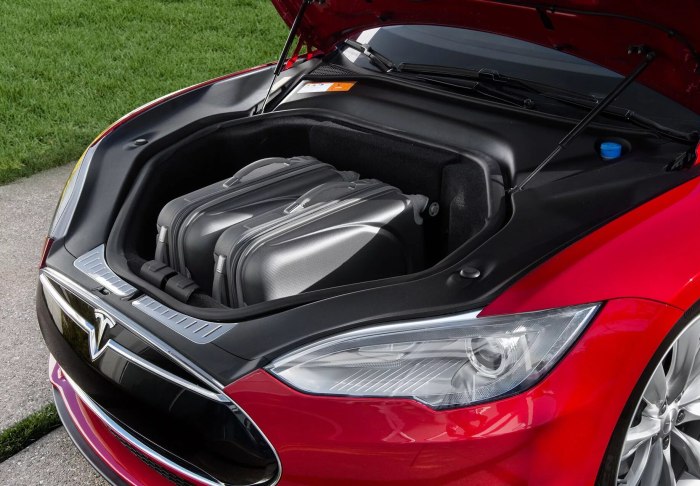 Tesla model 3 открытый капот