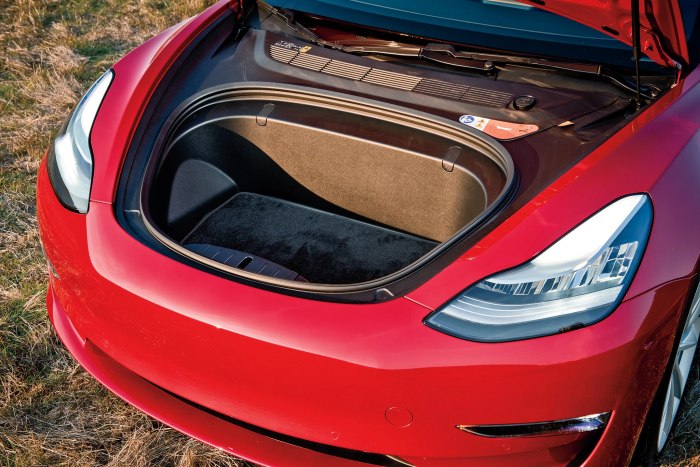 Tesla model 3 открытый капот