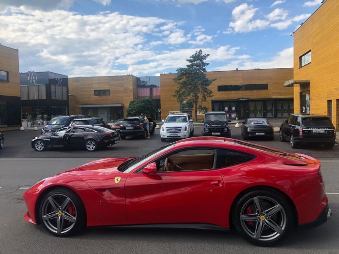 Ferrari f12 красная