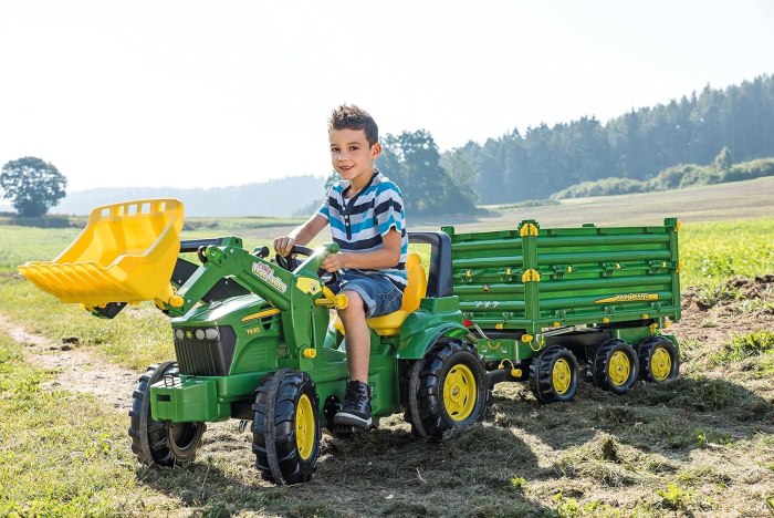 Педальный трактор John Deere