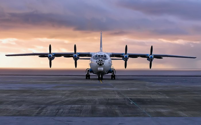 АН 12 грузовой самолет