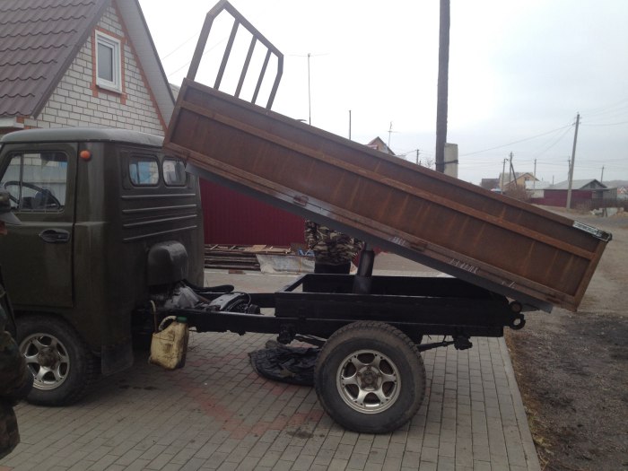 УАЗ грузовой 3303 самосвал
