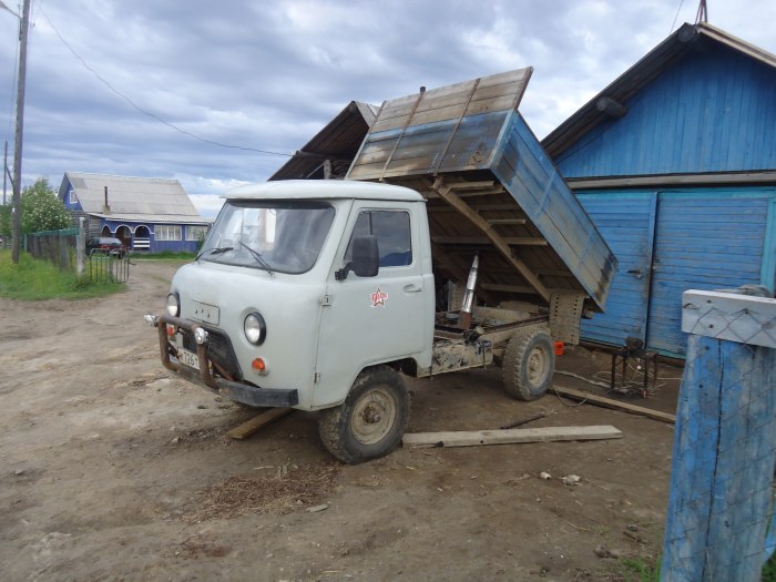 УАЗ грузовой 3303 самосвал