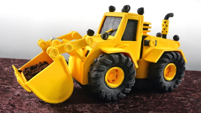 Трактор New Holland желтый