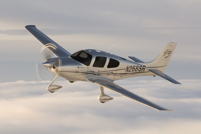 Двухмоторный самолет Cirrus