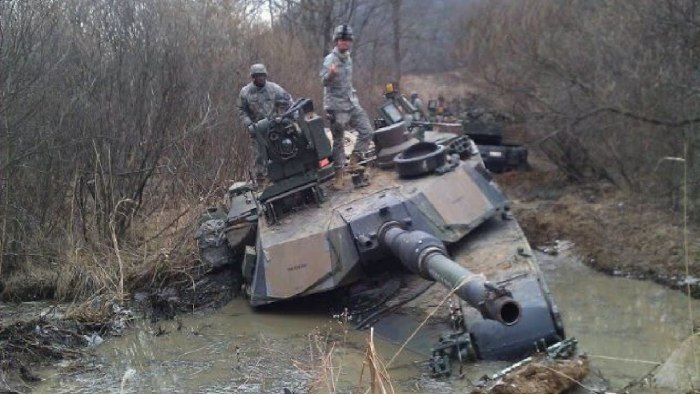 НАТО танк застрял в грязи