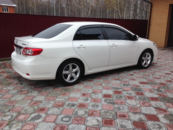 Белая Toyota Corolla e150