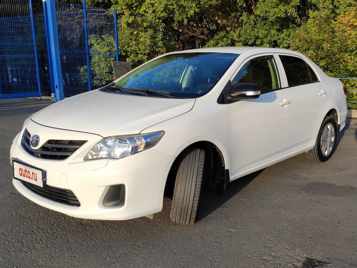 Белая Toyota Corolla 2010