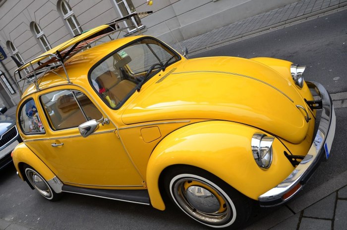 Volkswagen Жук желтый